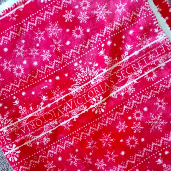 Victoria Secret plush blanket - Picture 2 of 2